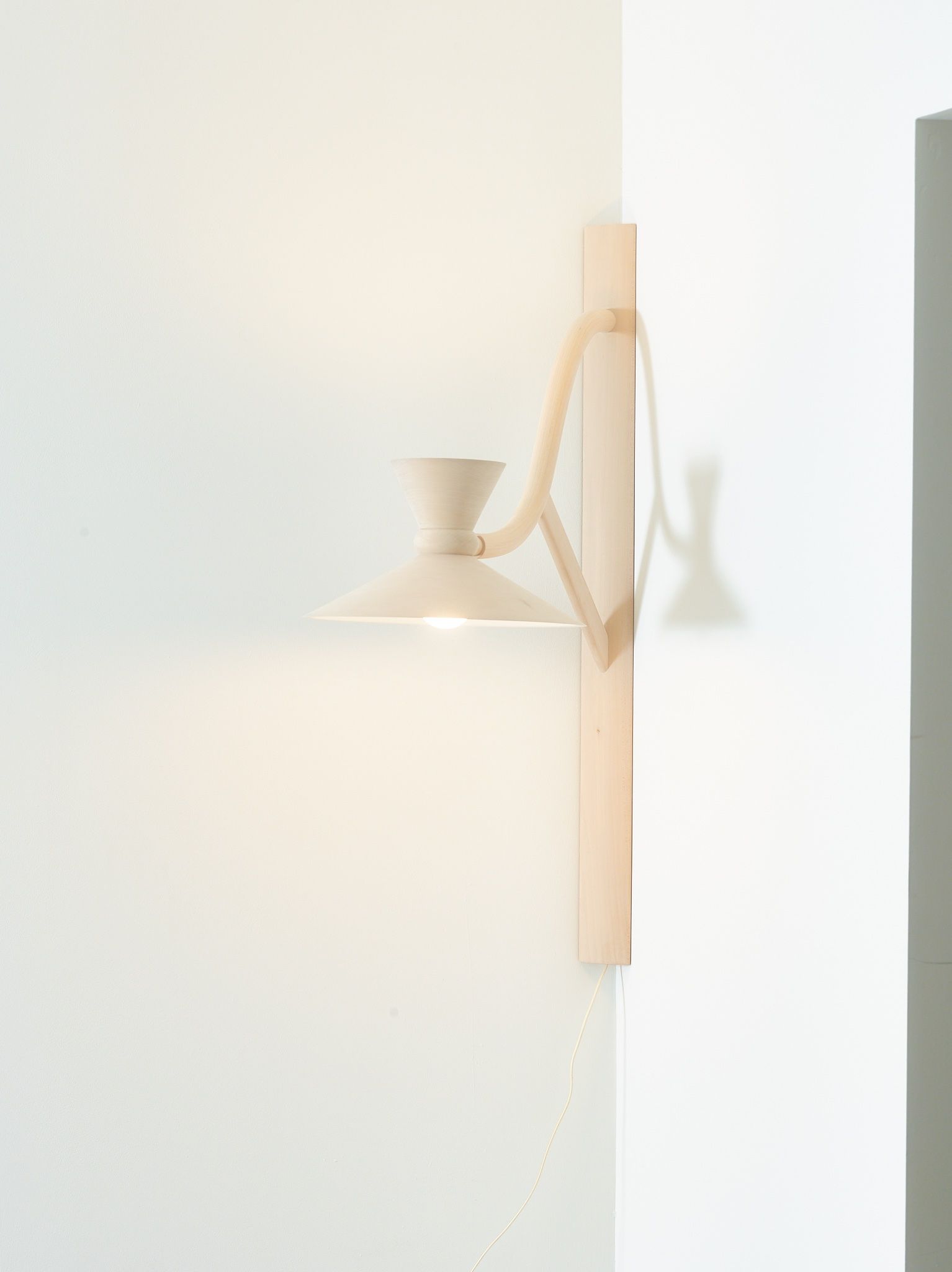 Corner bracket lamp