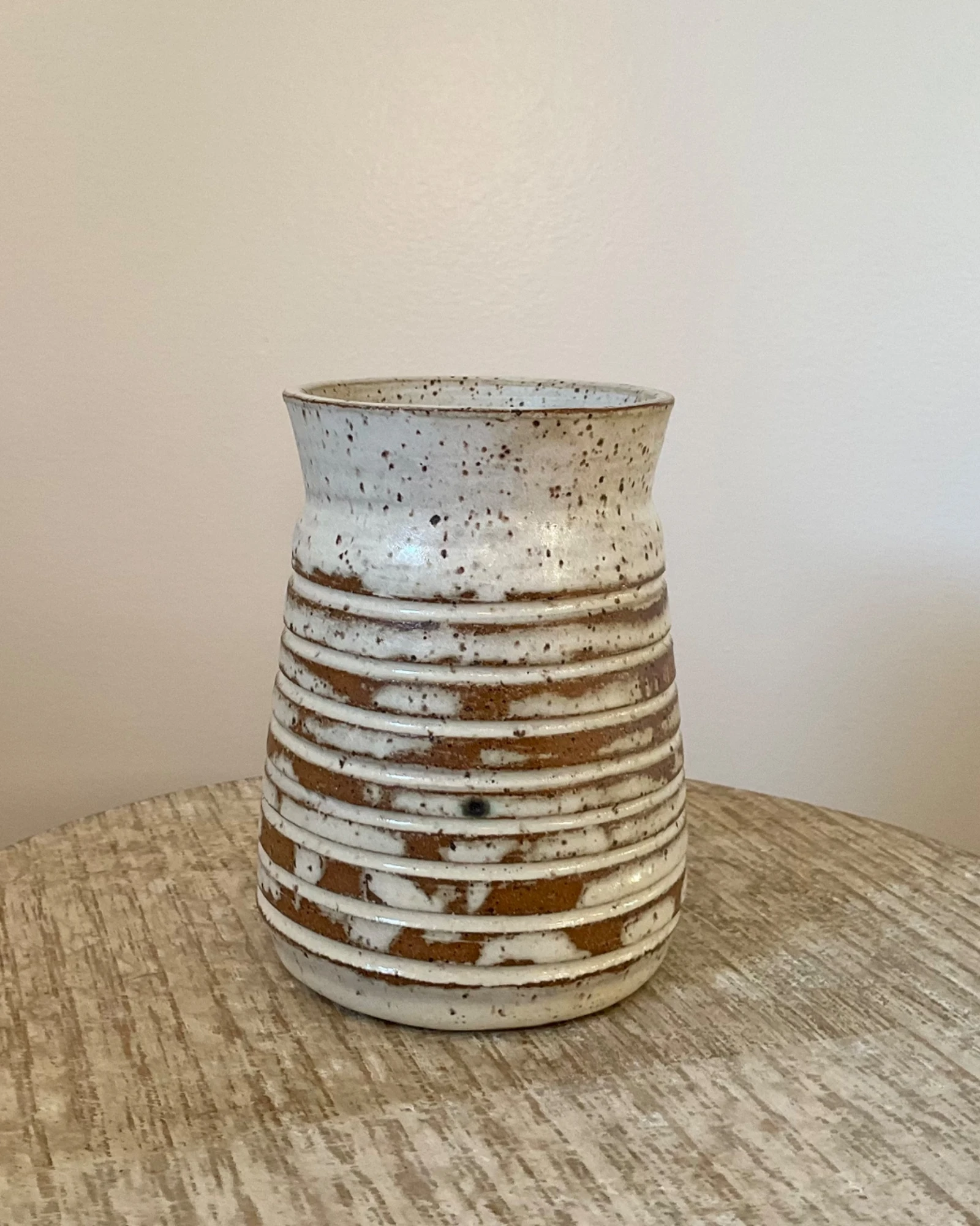 Short vase with grooved lines. by Singular Creature