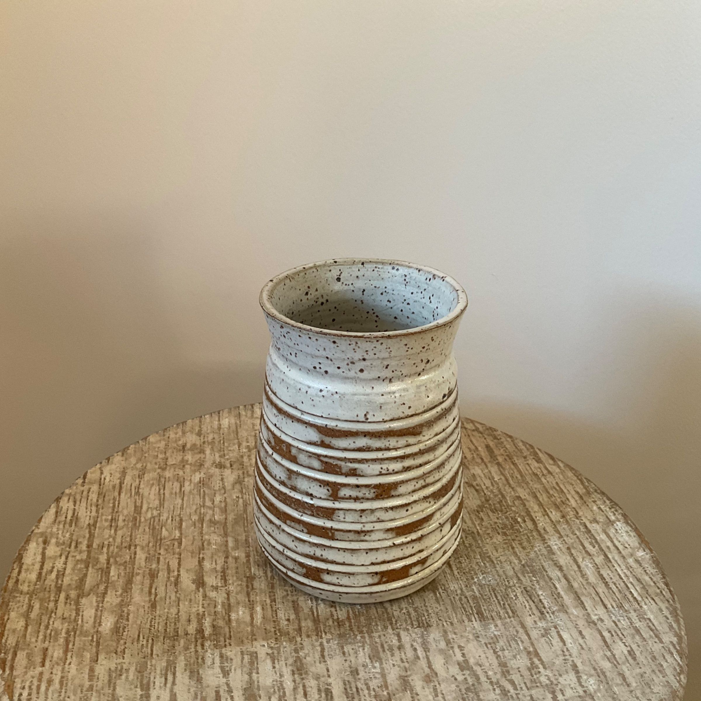 Short vase with grooved lines. 2