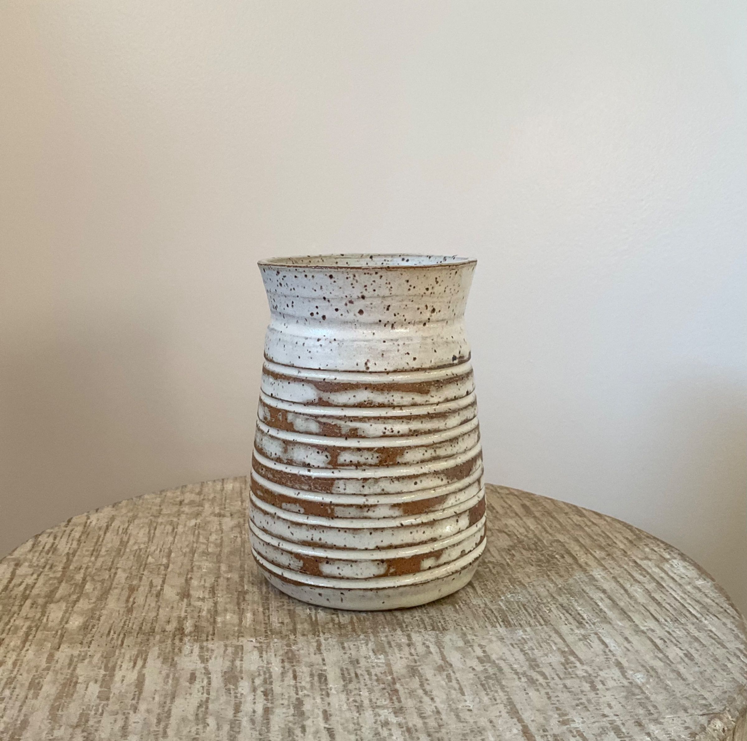 Short vase with grooved lines. 3